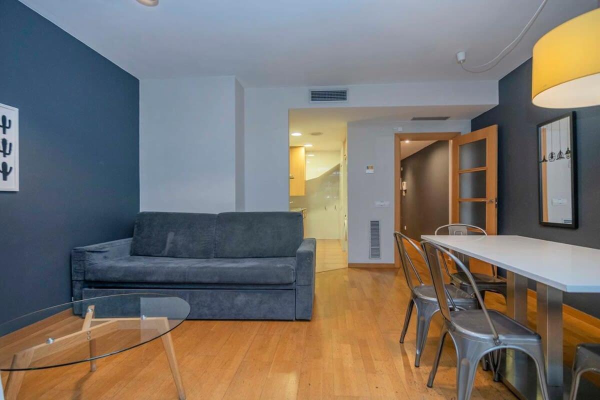 2 Bedroom Duplex With Balcony 4-3 Apartment *