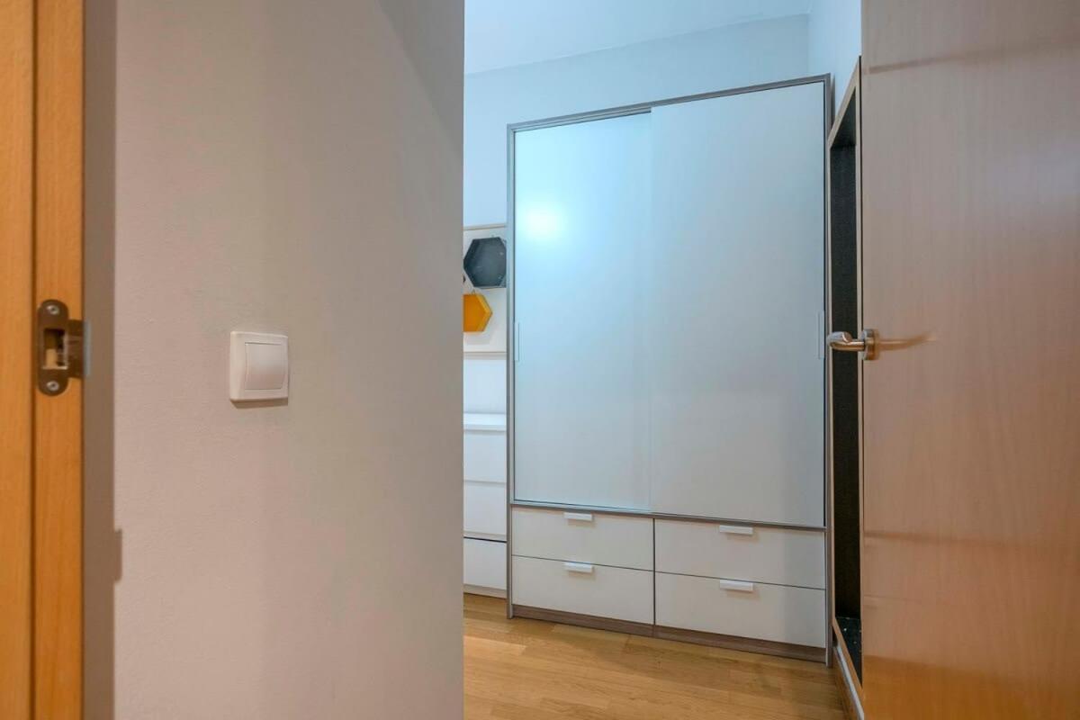 2 Bedroom Duplex With Balcony 4-3 Apartment *
