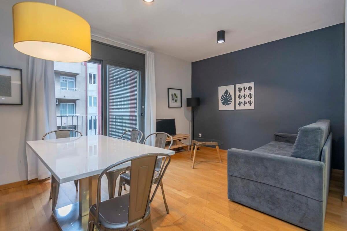 Apartment 2 Bedroom Duplex With Balcony 4-3 *